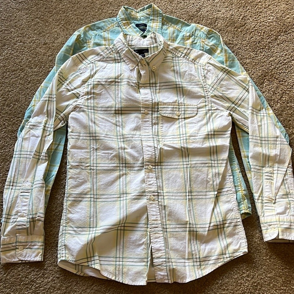 Bundle of 2- Men’s Gap long sleeve button down shirts. Size M.